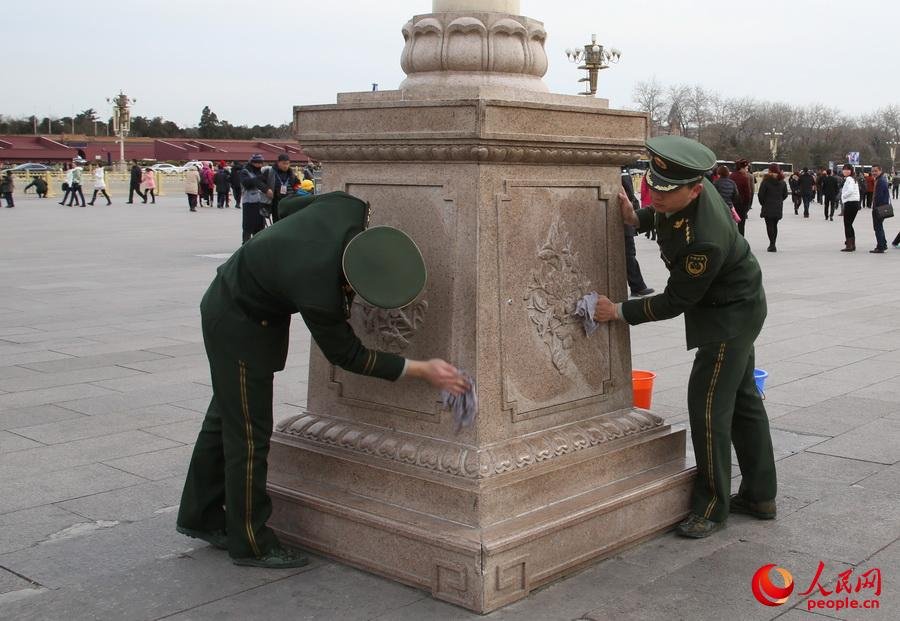 北京迎全國兩會數(shù)百武警洗天安門護(hù)欄