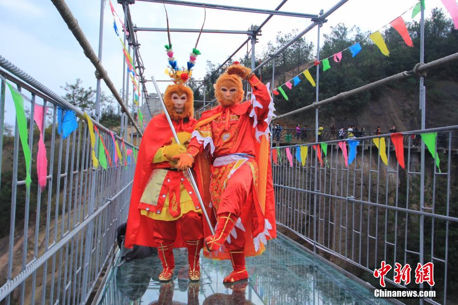 湖南石牛寨迎春節(jié)旅游高峰 百人同過玻璃橋