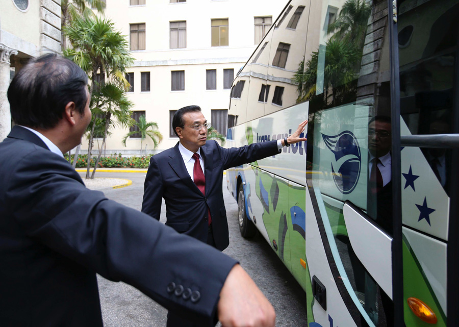 李克強(qiáng)在古巴體驗(yàn)中國出口的宇通客車