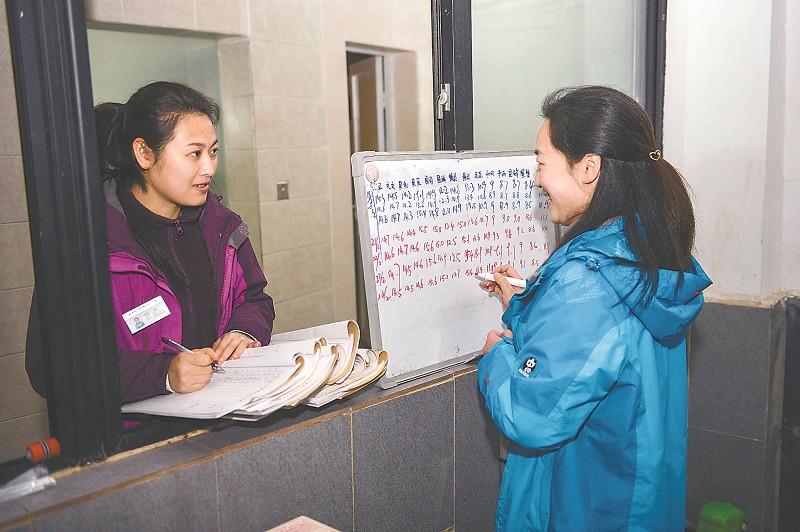 圖片故事：大熊貓保姆和她可愛的“孩子們”