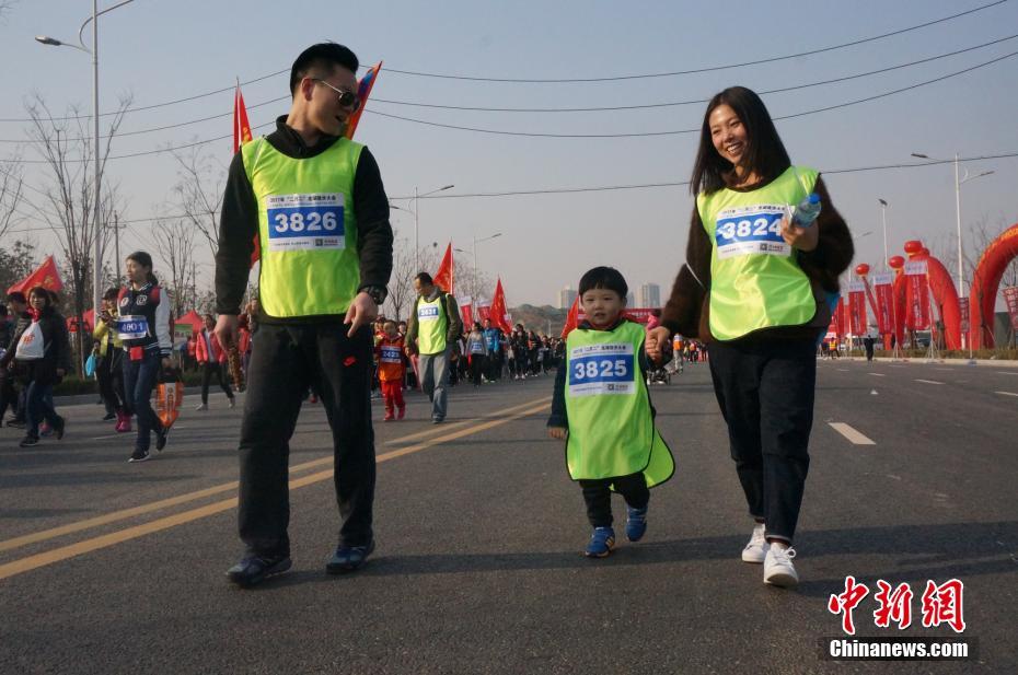 鄭州市民徒步走迎二月二“龍?zhí)ь^”（組圖）