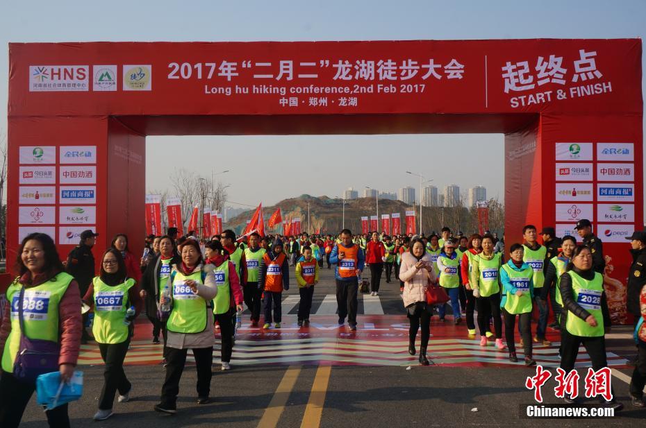 鄭州市民徒步走迎二月二“龍?zhí)ь^”（組圖）