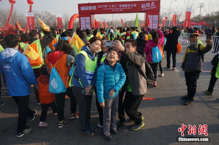 鄭州市民徒步走迎二月二“龍?zhí)ь^”（組圖）