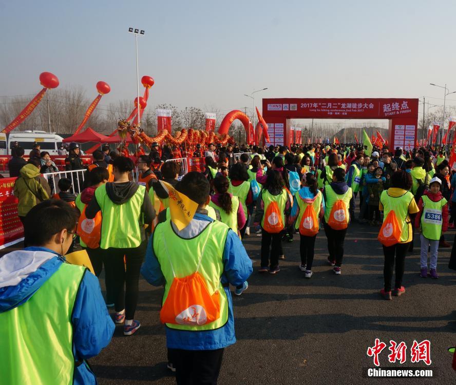 鄭州市民徒步走迎二月二“龍?zhí)ь^”（組圖）