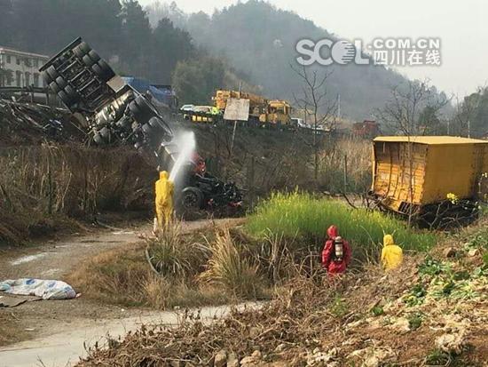 綿廣高速32噸甲醇罐車側(cè)翻 司機(jī)當(dāng)場死亡（圖）