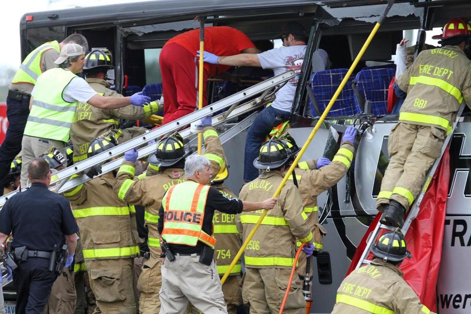 美國火車客車相撞 至少4人死亡現(xiàn)場混亂