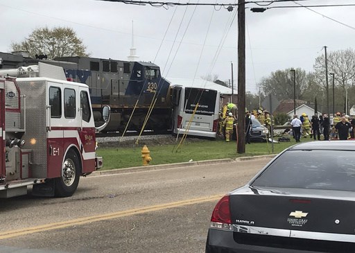 美國火車客車相撞 至少4人死亡現(xiàn)場混亂