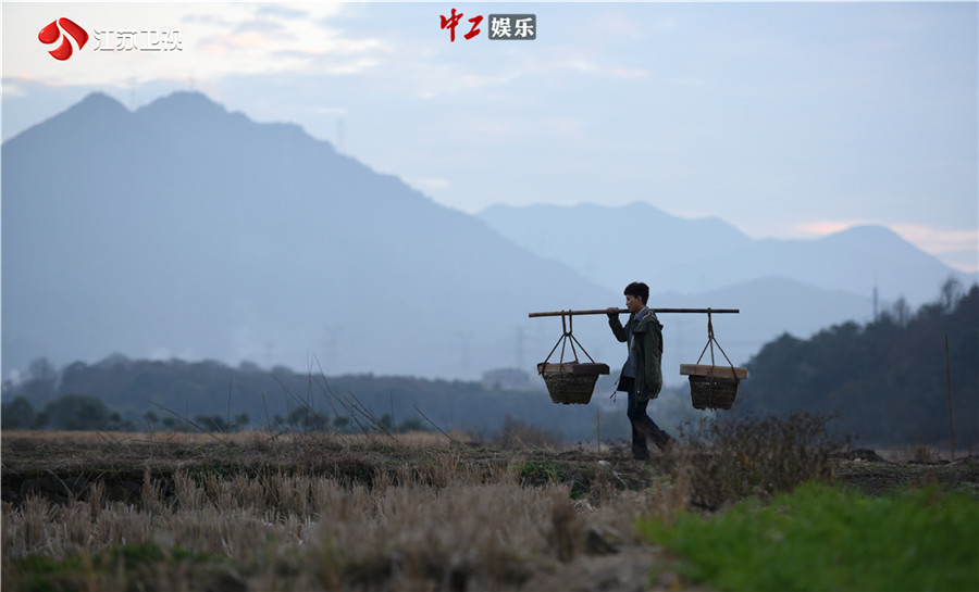 《雞毛飛上天》導演余丁展現(xiàn)有質(zhì)感有情感的“雞毛”情懷：“我們需要吃苦耐勞的精神”