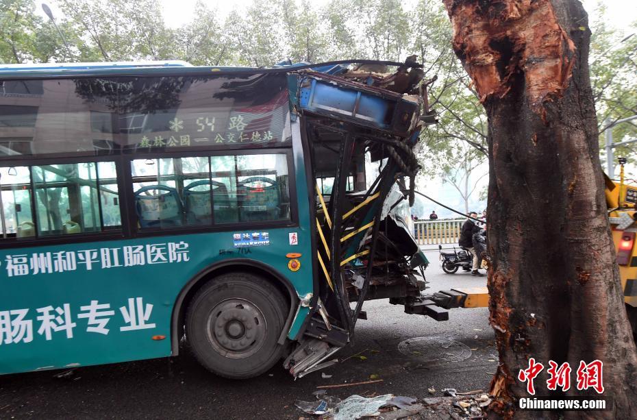 福州一公交車撞上行道樹致16人受傷 車頭受損嚴(yán)重