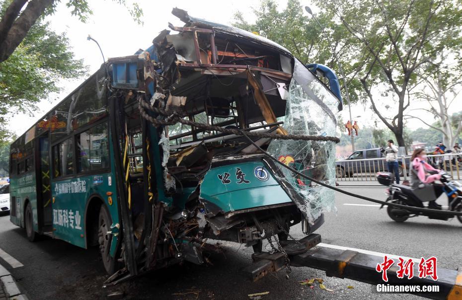 福州一公交車撞上行道樹致16人受傷 車頭受損嚴(yán)重