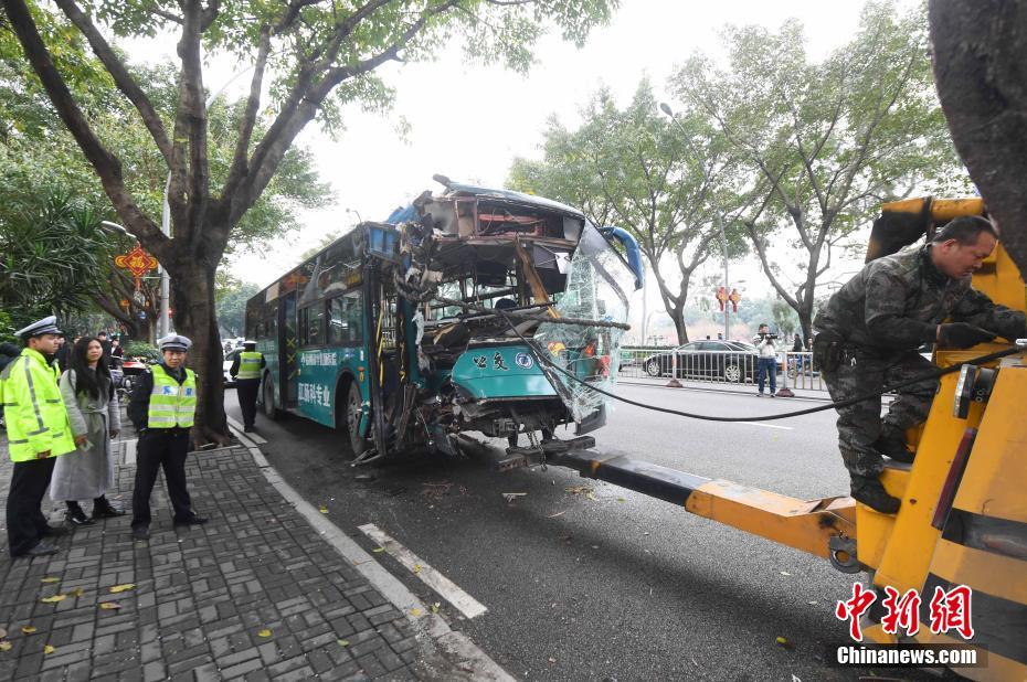 福州一公交車撞上行道樹致16人受傷 車頭受損嚴(yán)重