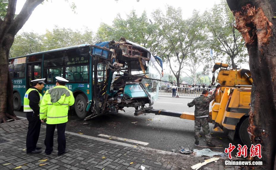 福州一公交車撞上行道樹致16人受傷 車頭受損嚴重