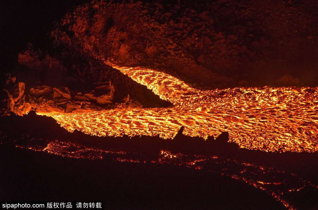 意大利埃特納火山爆發(fā) 巖漿流淌似“火河”