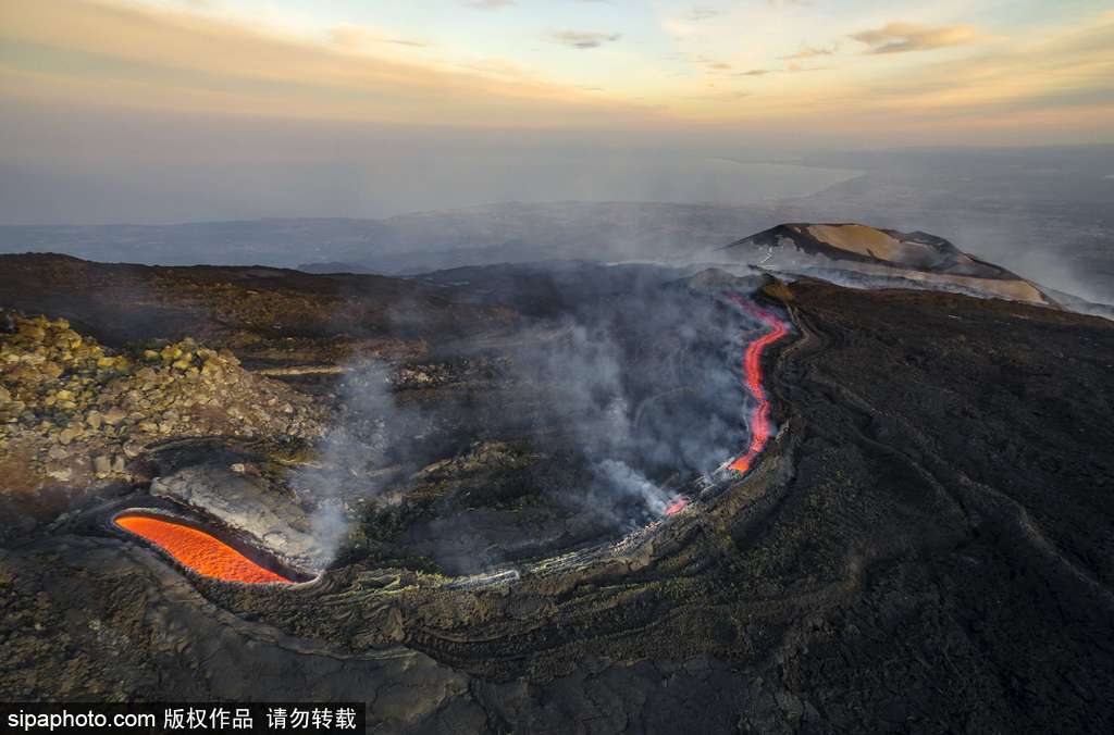 意大利埃特納火山爆發(fā) 巖漿流淌似“火河”