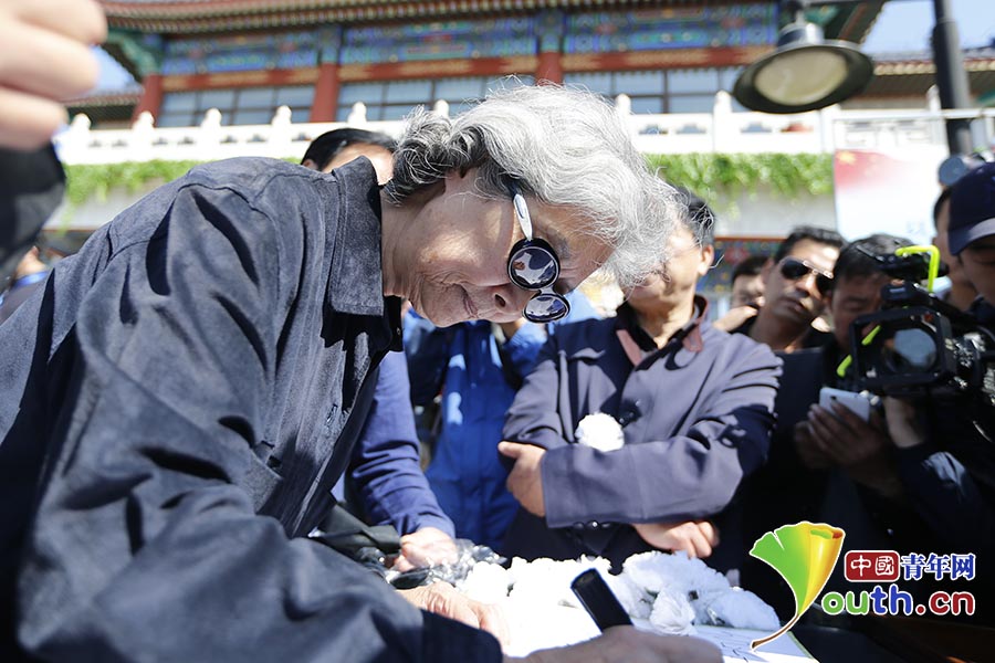 導(dǎo)演楊潔今日遺體告別 三位唐僧扮演者同送花圈