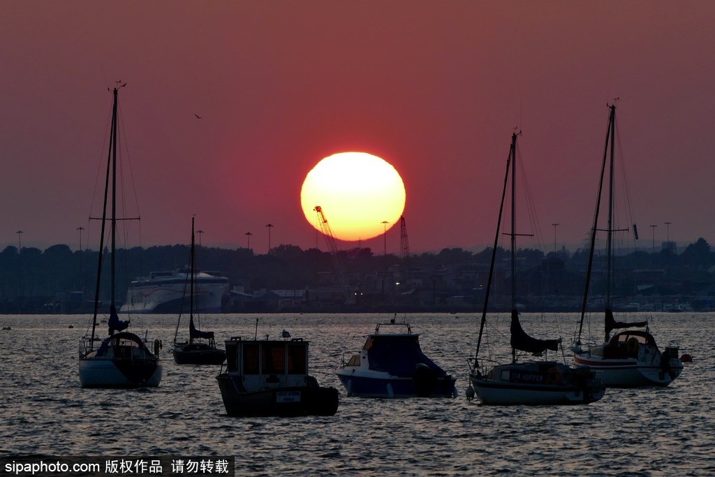 英國(guó)多塞特海邊落日 日光昏黃寧?kù)o絕美