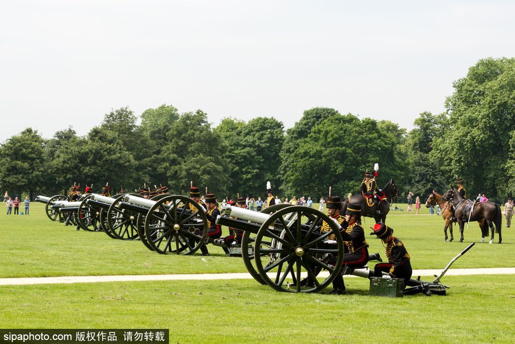 英國(guó)皇家騎兵鳴禮炮紀(jì)念女王伊麗莎白二世加冕64周年