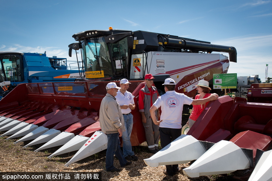 俄羅斯舉行耕地大賽 大馬力巨型拖拉機(jī)亮相令人驚嘆