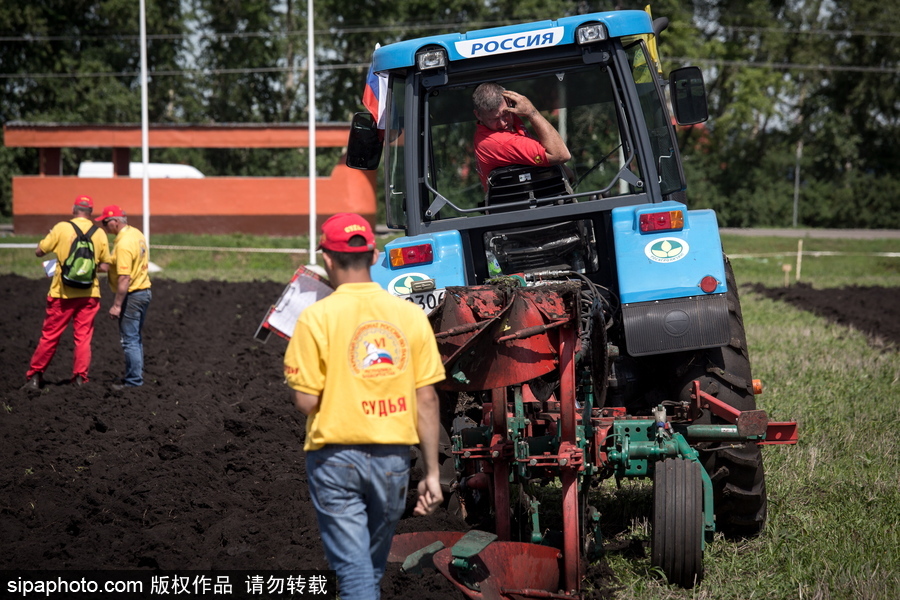 俄羅斯舉行耕地大賽 大馬力巨型拖拉機亮相令人驚嘆