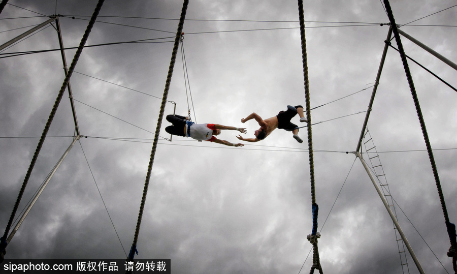 想成為空中飛人嗎？美國圣克羅伊島開設高空秋千訓練營