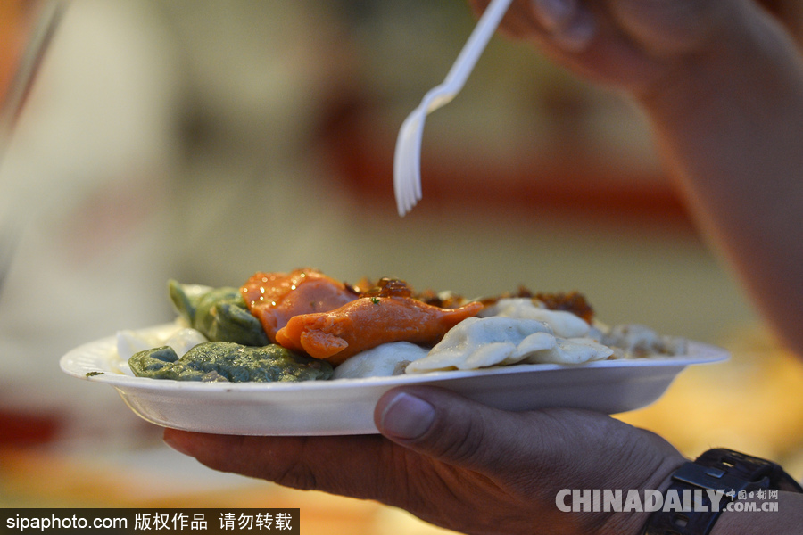 原來外國人也吃餃子 波蘭“餃子節(jié)”民眾大享美食