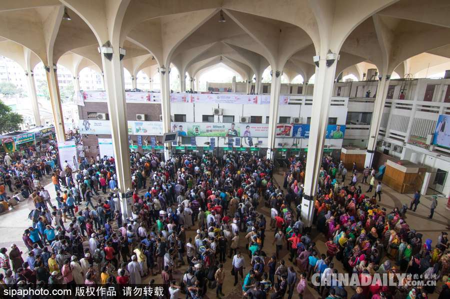 宰牲節(jié)即將到來 孟加拉國“火車大軍”購票場面不輸中國春運(yùn)