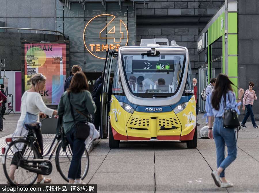 無人駕駛小公交車成巴黎街頭風景