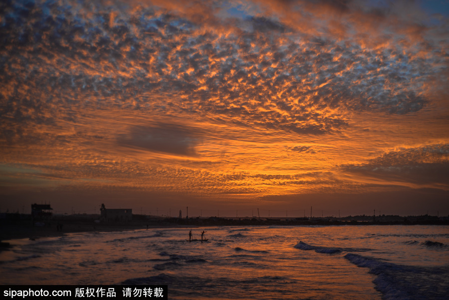 加沙海灘日落美景 殘陽(yáng)映紅天際