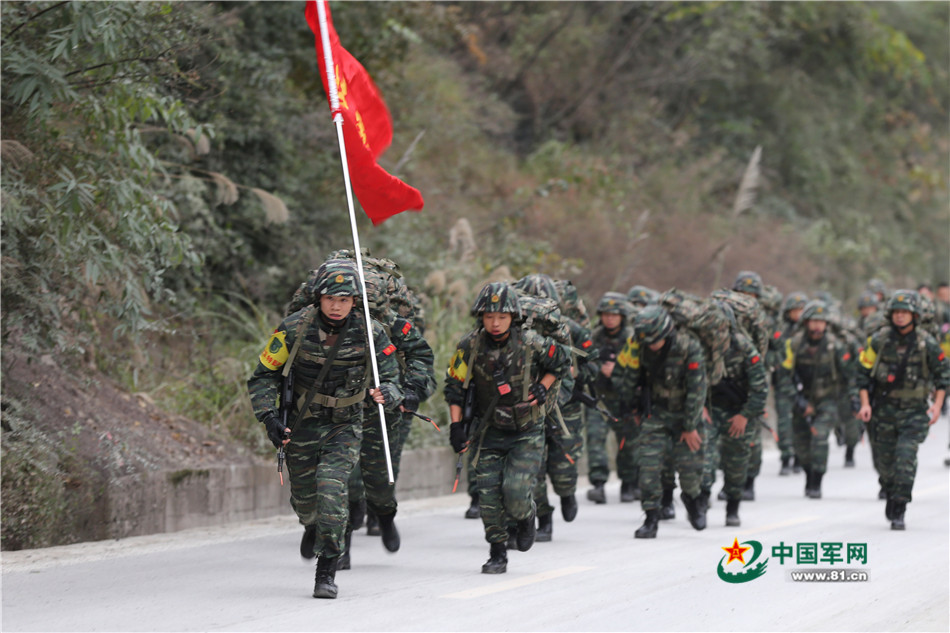 戰(zhàn)場無亞軍 武警官兵三峽腹地上演現(xiàn)實版“絕地求生”