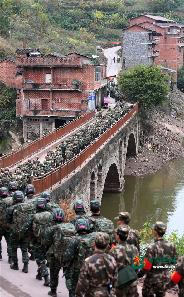 戰(zhàn)場無亞軍 武警官兵三峽腹地上演現(xiàn)實(shí)版“絕地求生”