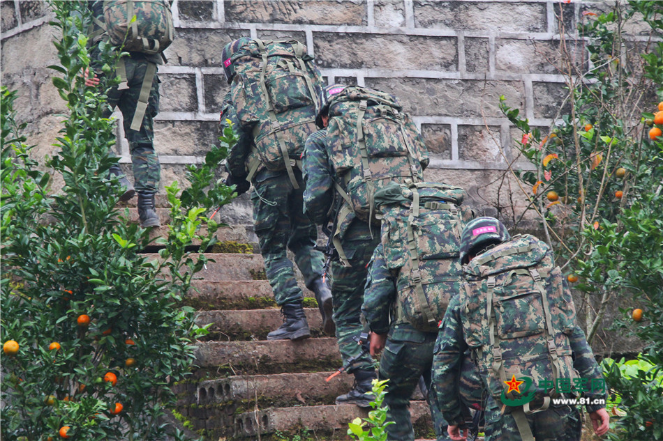 戰(zhàn)場無亞軍 武警官兵三峽腹地上演現(xiàn)實(shí)版“絕地求生”