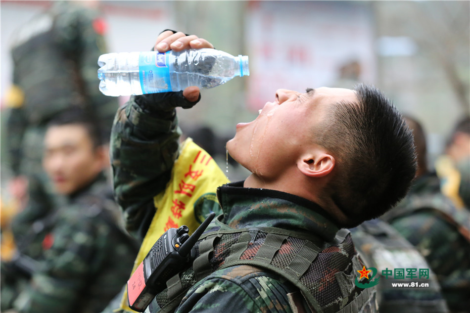 戰(zhàn)場(chǎng)無(wú)亞軍 武警官兵三峽腹地上演現(xiàn)實(shí)版“絕地求生”