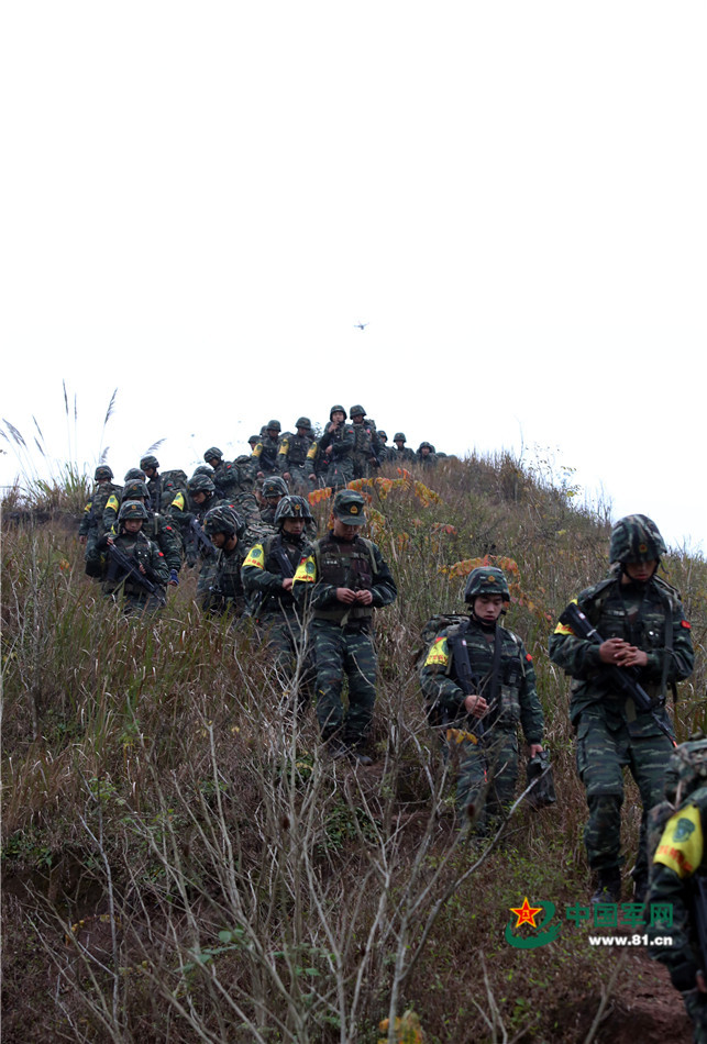 戰(zhàn)場無亞軍 武警官兵三峽腹地上演現實版“絕地求生”