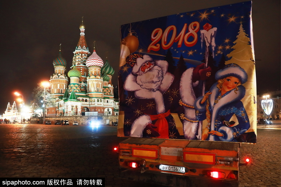 迎接圣誕節(jié)！ 巨型圣誕樹(shù)搭乘卡車運(yùn)抵克里姆林宮