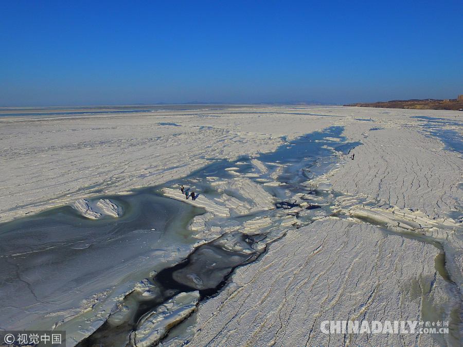 大連海水浴場變冰海 游人踏冰探險“極地冰原”