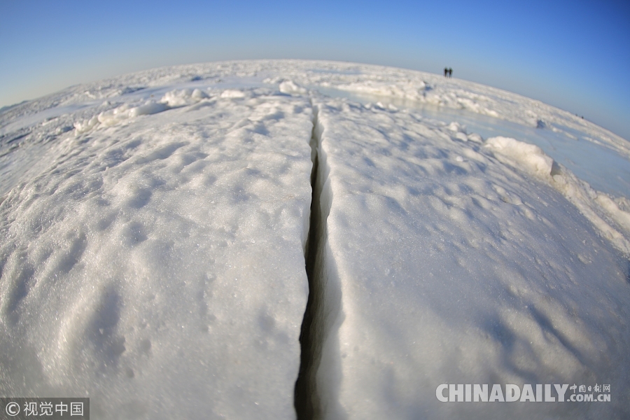 大連海水浴場(chǎng)變冰海 游人踏冰探險(xiǎn)“極地冰原”