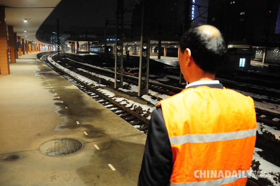 低溫冰雪中，一座城市的溫暖24小時——記錄那些在極端天氣下默默維持城市運轉(zhuǎn)的普通人