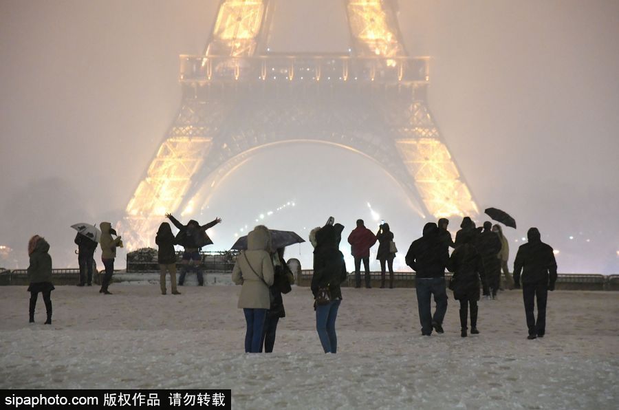 雪中巴黎埃菲爾鐵塔 如夢(mèng)似幻浪漫十足