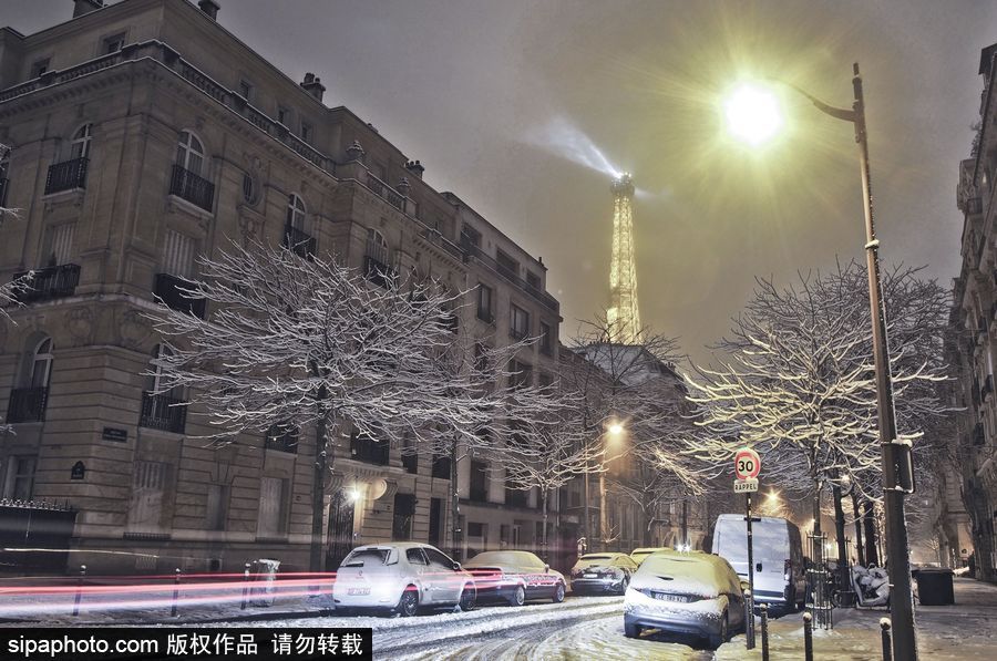 雪中巴黎埃菲爾鐵塔 如夢(mèng)似幻浪漫十足