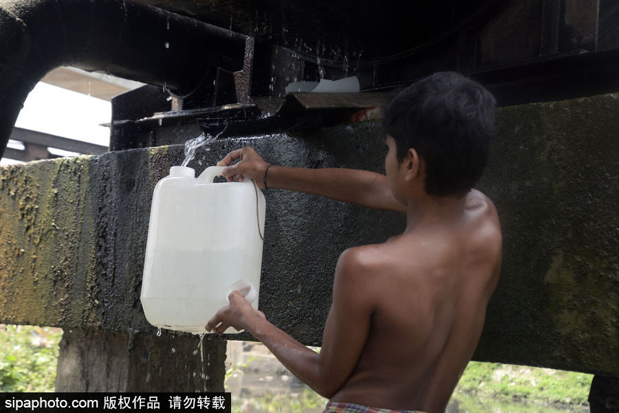 印度加爾各答高溫來襲 民眾室外沖涼降溫