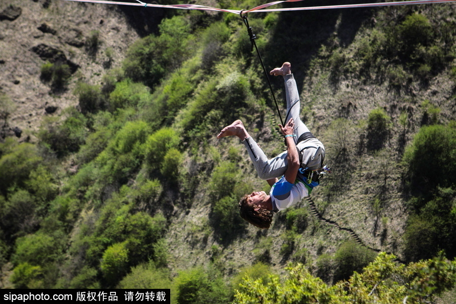 俄羅斯高空走繩節(jié)舉行 參賽選手高空炫技驚險刺激