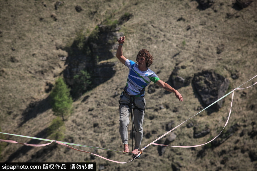 俄羅斯高空走繩節(jié)舉行 參賽選手高空炫技驚險(xiǎn)刺激