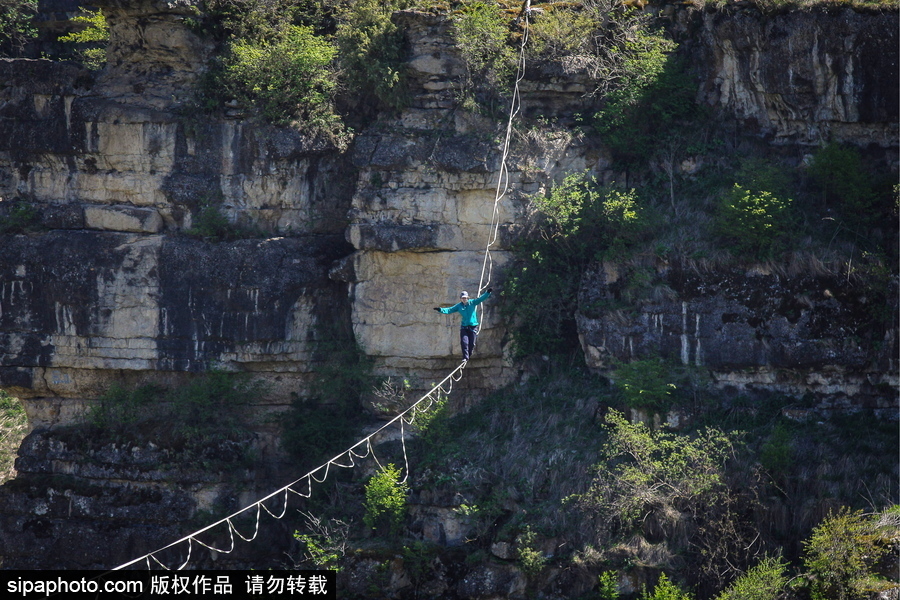 俄羅斯高空走繩節(jié)舉行 參賽選手高空炫技驚險(xiǎn)刺激