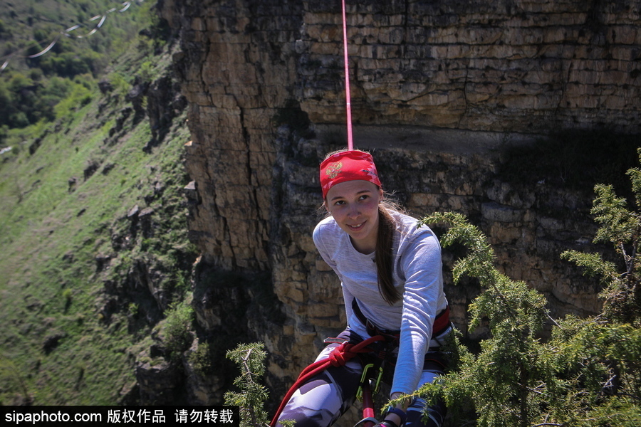 俄羅斯高空走繩節(jié)舉行 參賽選手高空炫技驚險(xiǎn)刺激