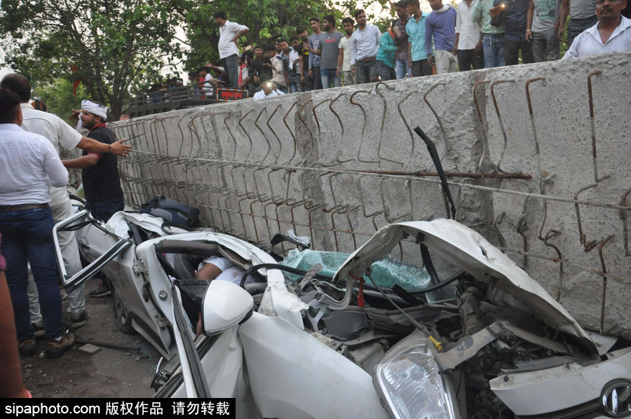 印度火車站一在建天橋倒塌 造成18人死亡數(shù)人被困