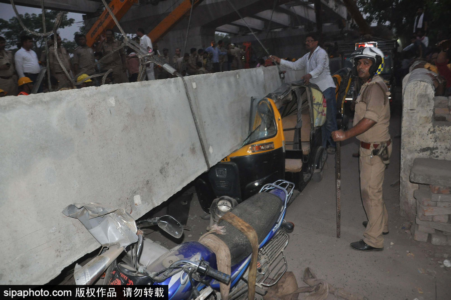 印度火車站一在建天橋倒塌 造成18人死亡數(shù)人被困