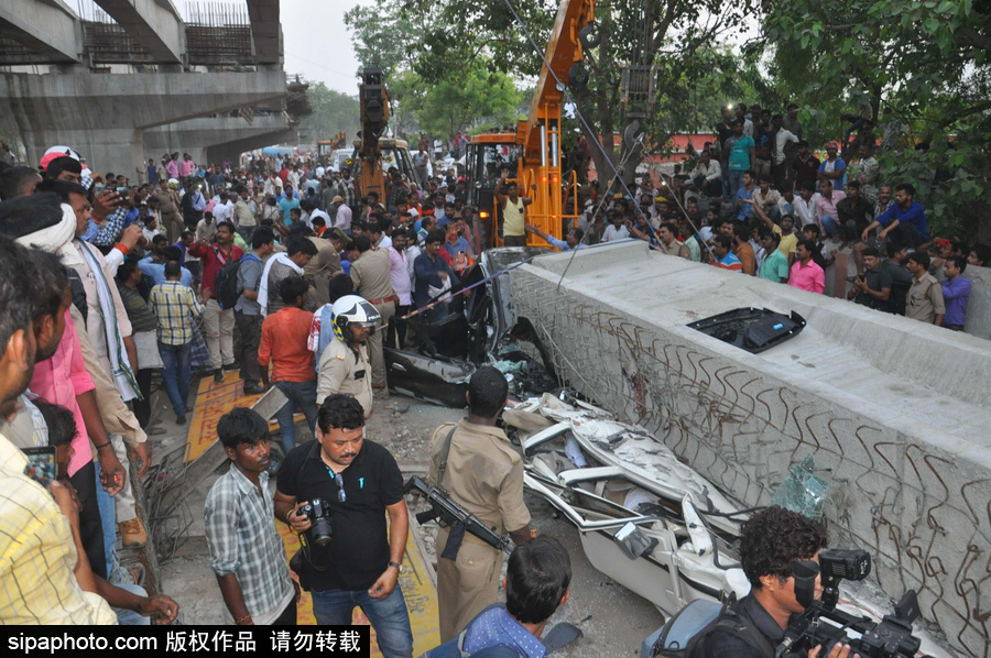 印度火車站一在建天橋倒塌 造成18人死亡數(shù)人被困