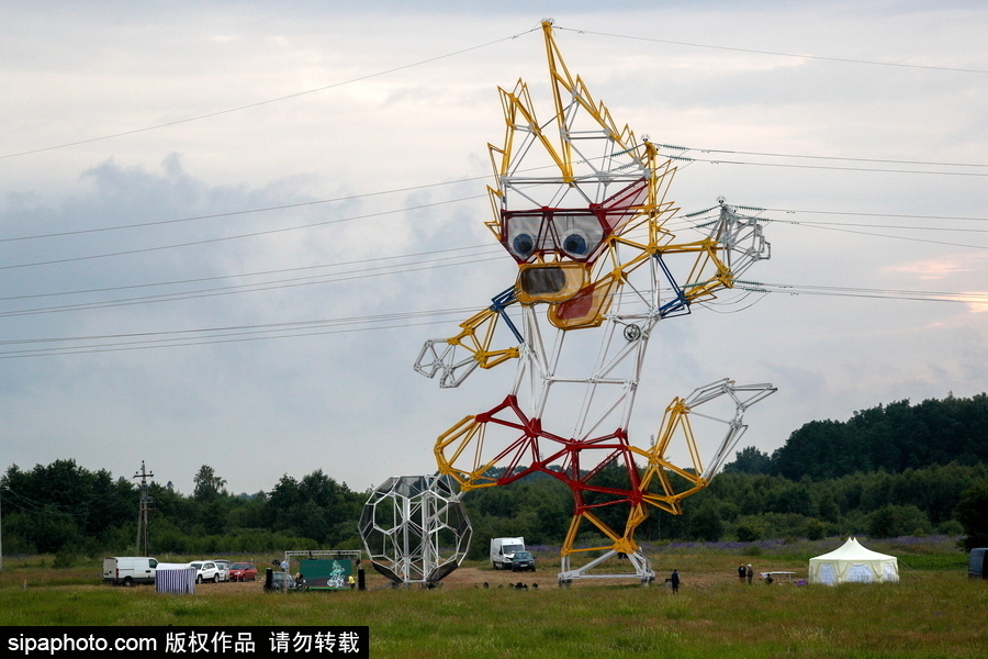 要不要這么萌！俄羅斯路邊一電力塔變身世界杯吉祥物