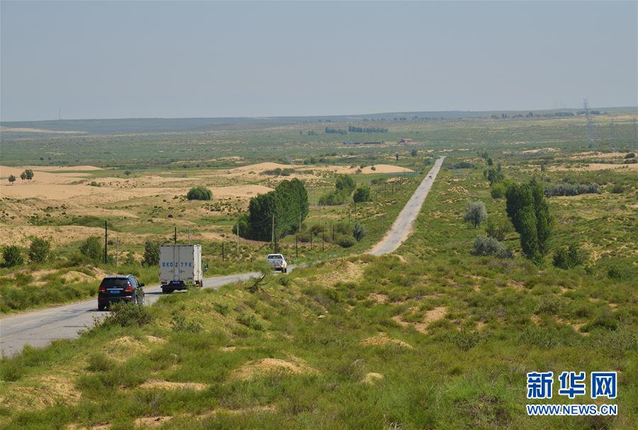 庫布其首條穿沙公路 矗立在大漠的無形豐碑