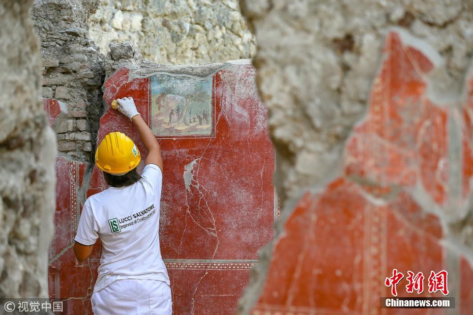 意大利龐貝古城精美壁畫遺跡出土 工作人員展開修復